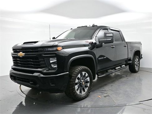 Used 2024 Chevrolet Silverado 2500 Custom w/ Custom Value Package image 3