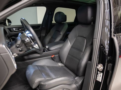 Certified 2023 Porsche Cayenne AWD/4WD image 2