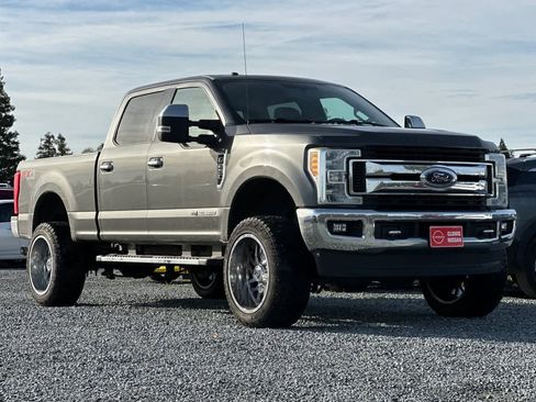 Used 2017 Ford F250 XLT w/ XLT Premium Package image 10