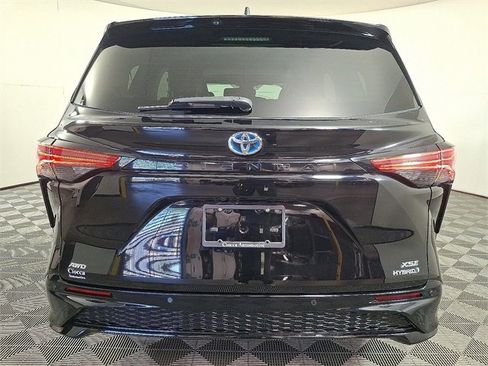 Used 2021 Toyota Sienna XSE w/ XSE Plus Package image 9