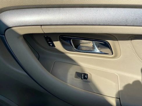 Used 2015 Ford Taurus SEL image 35