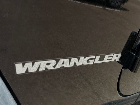 Used 2015 Jeep Wrangler Rubicon w/ Power Convenience Group AWD/4WD image 11