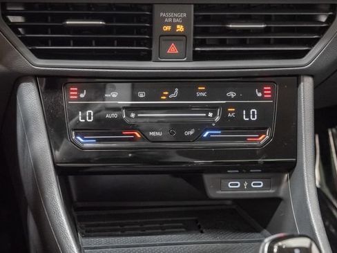 Used 2025 Volkswagen Jetta SE FWD image 19