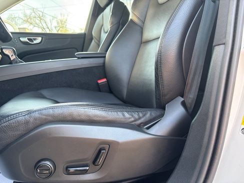 Used 2021 Volvo XC60 T6 Momentum image 12