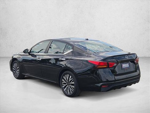 Used 2024 Nissan Altima 2.5 SV FWD image 8