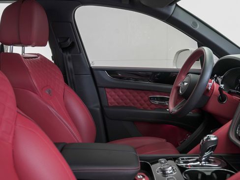 Used 2022 Bentley Bentayga V8 image 49