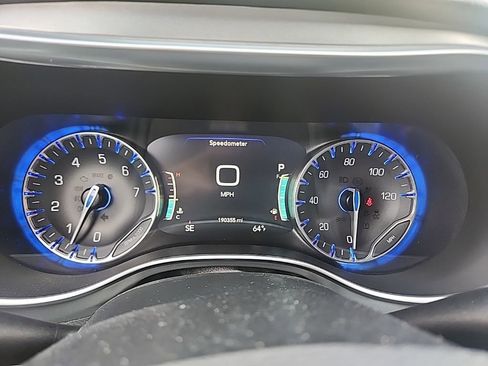 Used 2019 Chrysler Pacifica Touring Plus w/ Advanced Safetytec Group FWD image 12