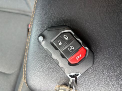 Used 2025 Jeep Wrangler Unlimited Sahara AWD/4WD image 21