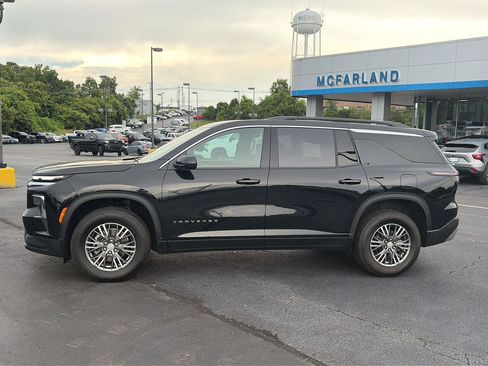 Used 2025 Chevrolet Traverse LT FWD image 2