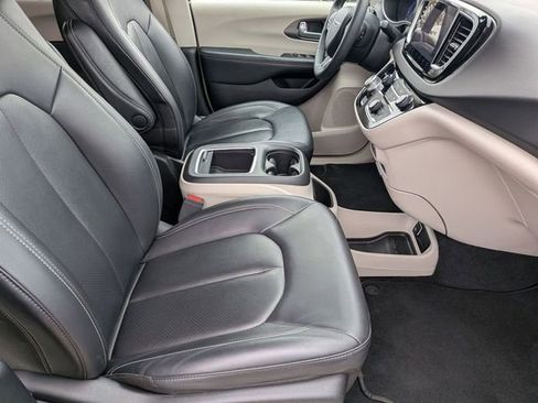 Used 2024 Chrysler Pacifica Touring-L FWD image 31