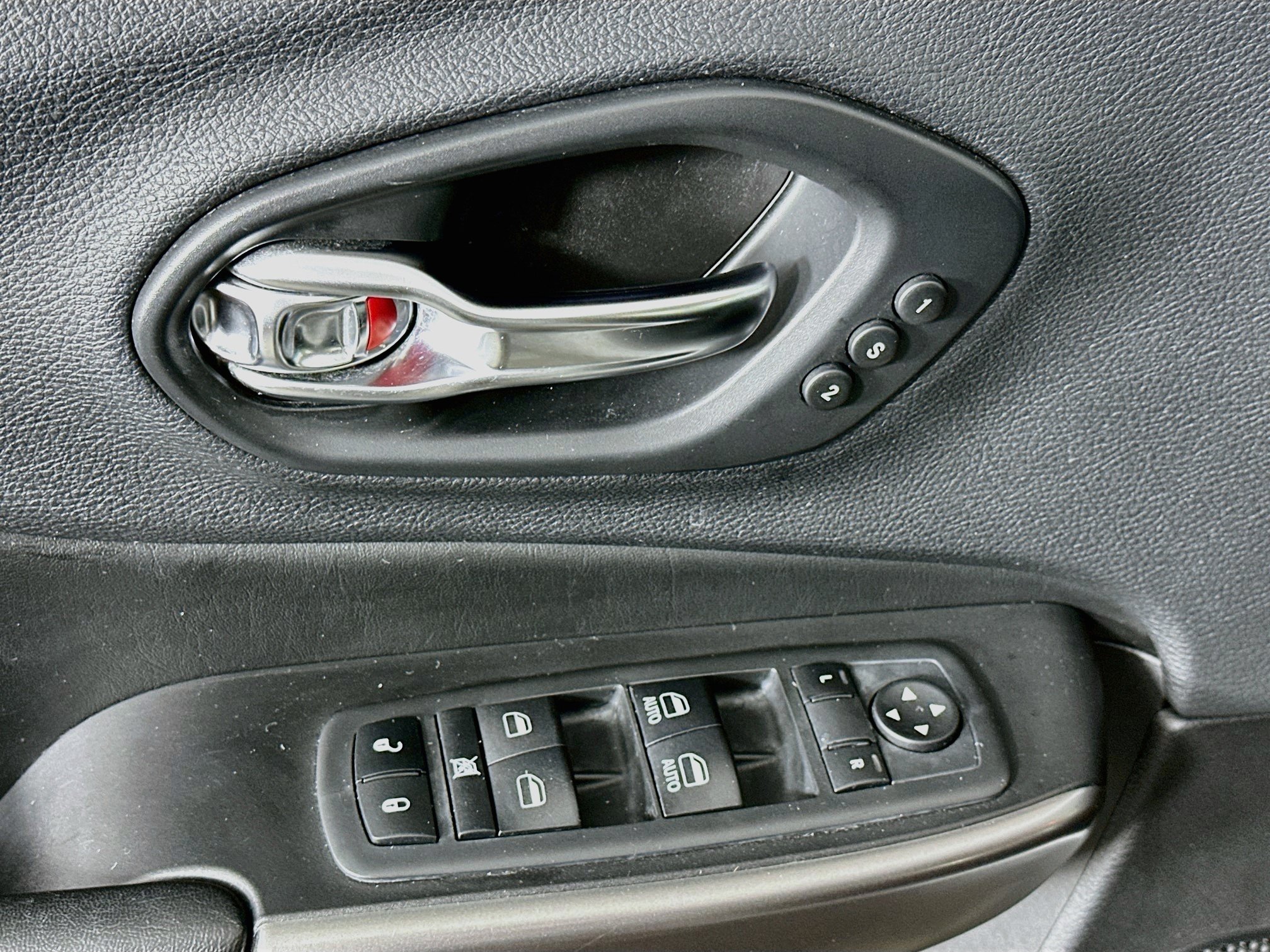 Used 2019 Jeep Cherokee Limited FWD image 15