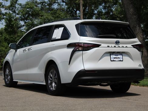 Used 2024 Toyota Sienna XLE FWD image 6