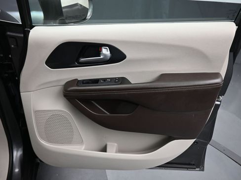 Used 2021 Chrysler Pacifica Touring-L image 61