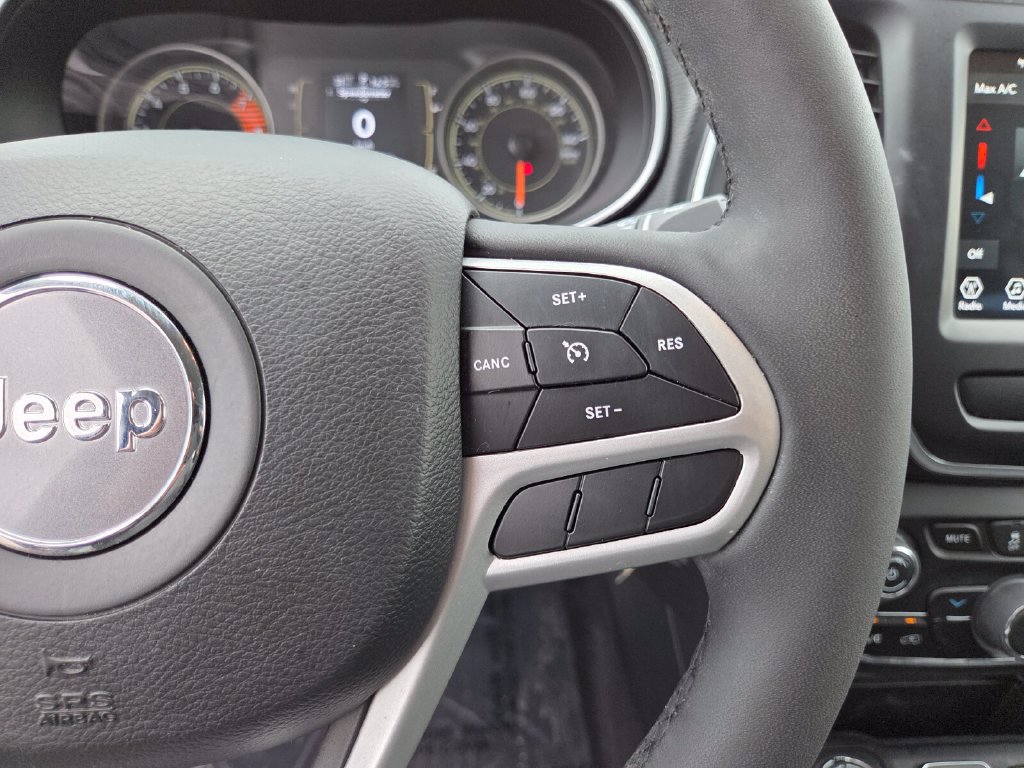 Used 2022 Jeep Cherokee Latitude w/ Trailer Tow Group AWD/4WD image 34
