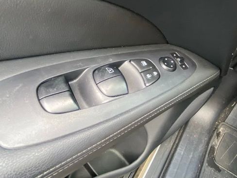 Used 2018 Nissan Pathfinder S image 19