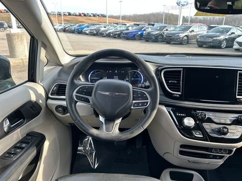 Used 2022 Chrysler Pacifica Touring-L image 10