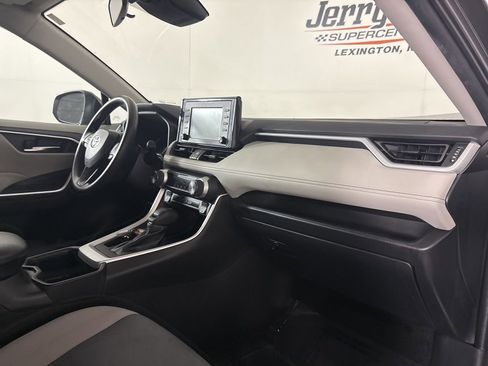 Used 2022 Toyota RAV4 XLE FWD image 27