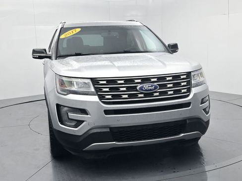 Used 2017 Ford Explorer XLT w/ Equipment Group 202A image 2