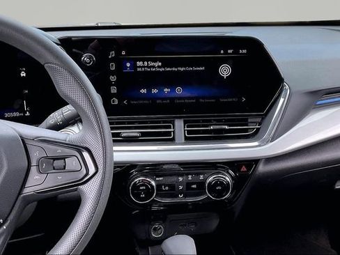 Used 2025 Chevrolet Trax LT image 9