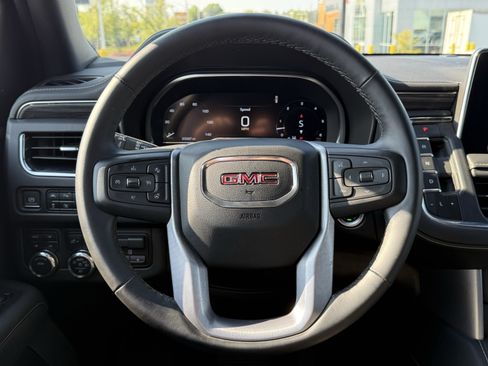 Used 2024 GMC Yukon SLT w/ SLT Premium Package AWD/4WD image 6