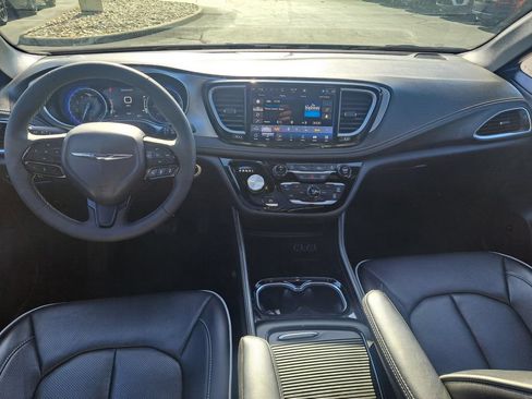 Used 2025 Chrysler Pacifica Limited FWD image 11