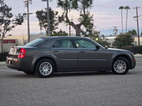 Used 2009 Chrysler 300 LX RWD image 4