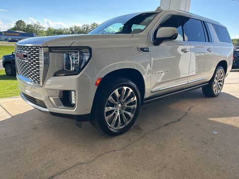 Used 2024 GMC Yukon XL Denali w/ Advanced Technology Package AWD/4WD image 4