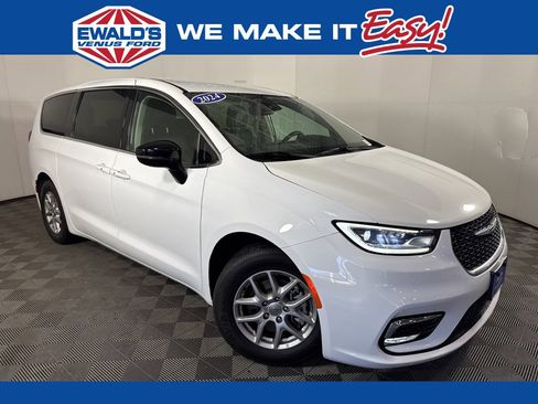 Used 2024 Chrysler Pacifica Touring-L image 1