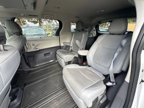 Used 2023 Toyota Sienna Limited image 10
