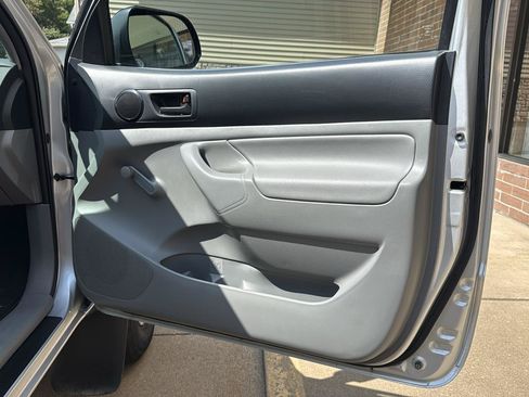 Used 2012 Toyota Tacoma 4x4 Regular Cab image 18