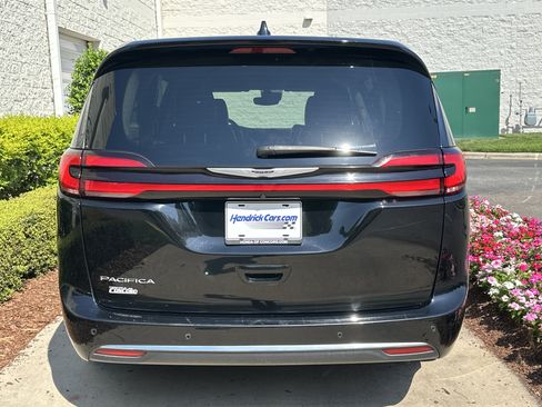 Used 2024 Chrysler Pacifica Touring-L FWD image 7