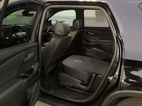 Used 2022 Chevrolet Traverse RS image 9