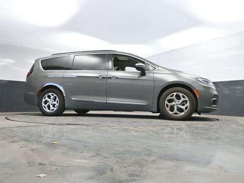 Used 2023 Chrysler Pacifica Limited image 44