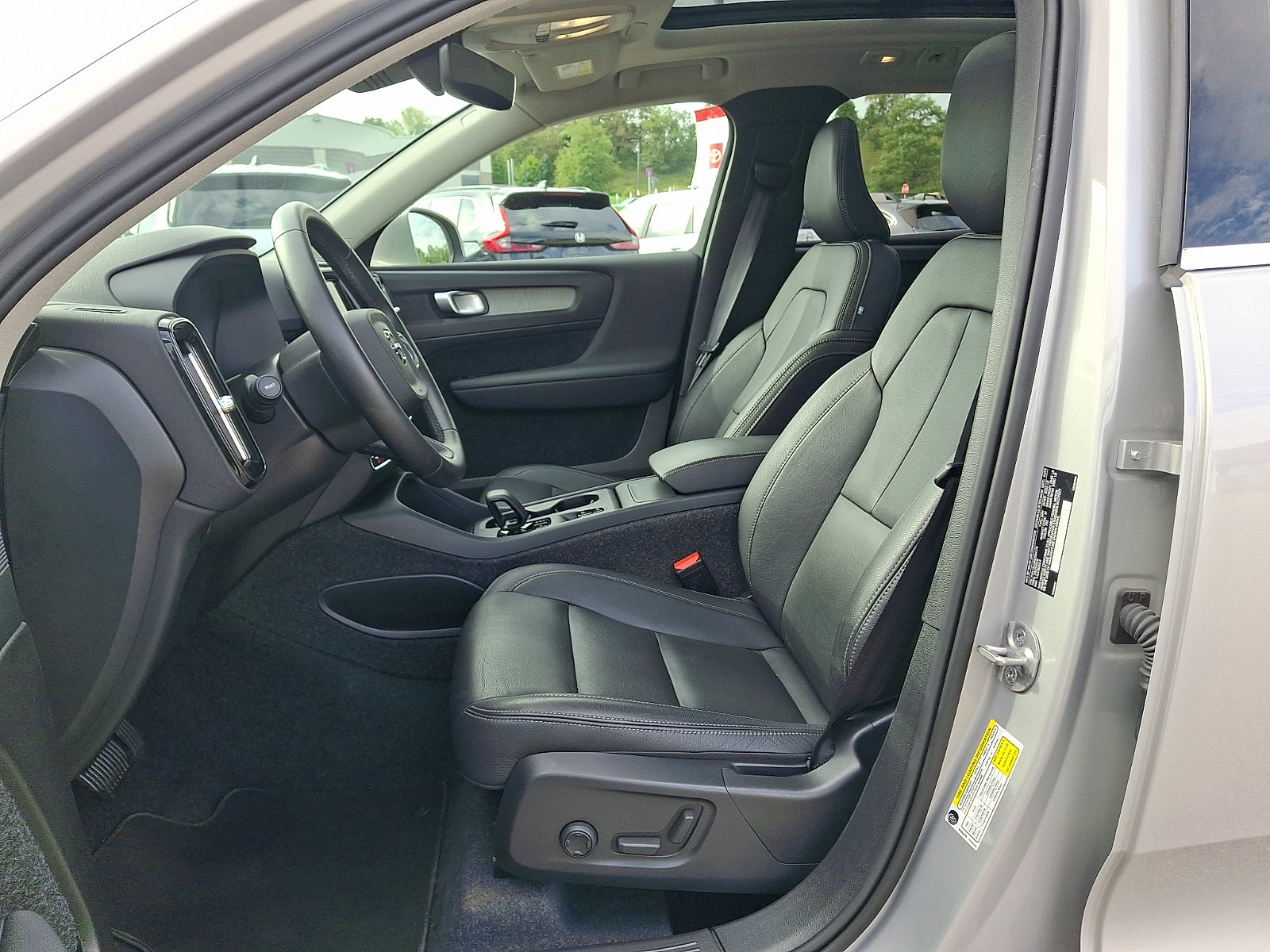 Used 2025 Volvo XC40 B5 Core AWD/4WD image 14