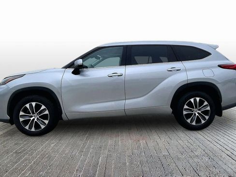 Used 2021 Toyota Highlander XLE AWD/4WD image 5