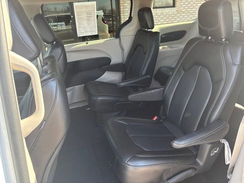 Used 2023 Chrysler Pacifica Touring-L image 4
