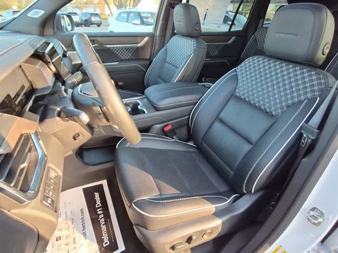 Used 2025 GMC Acadia Denali w/ Super Cruise Package image 12