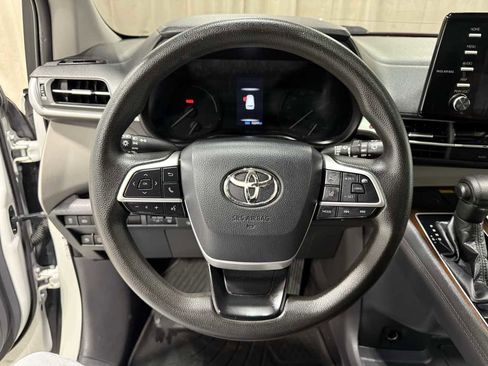 Used 2021 Toyota Sienna LE w/ LE Plus Package image 11