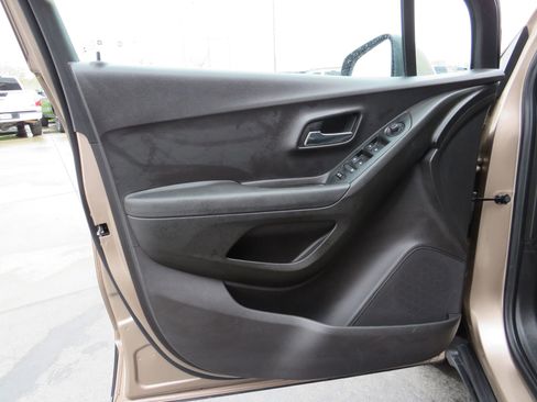 Used 2018 Chevrolet Trax LT w/ LT Convenience Package image 35