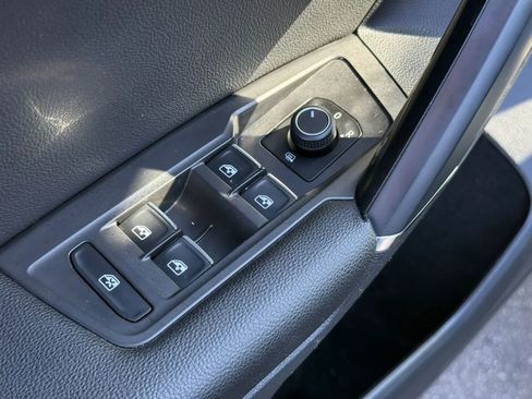 Used 2018 Volkswagen Tiguan SE AWD/4WD image 21