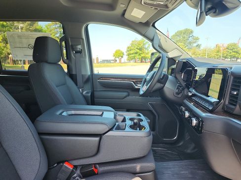 New 2026 GMC Sierra 2500 SLE w/ SLE Value Package; AWD/4WD image 9