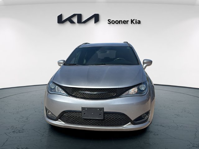 Used 2019 Chrysler Pacifica Touring-L w/ S Appearance Package FWD image 2