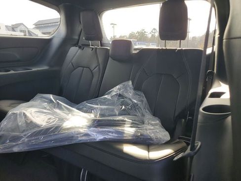 New 2026 Chrysler Pacifica Select image 15