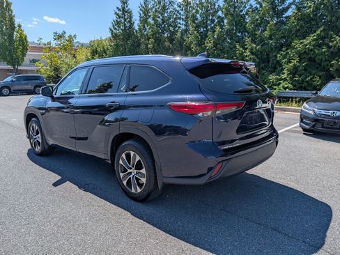 Used 2021 Toyota Highlander XLE AWD/4WD image 3