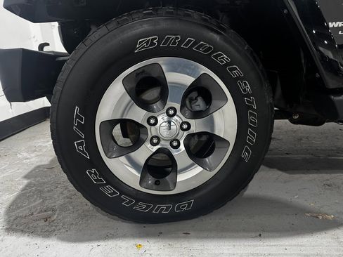 Used 2018 Jeep Wrangler Unlimited Sahara w/ Dual Top Group image 8