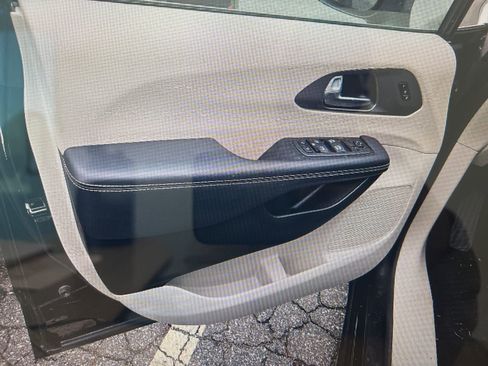 Used 2023 Chrysler Pacifica Touring-L image 12