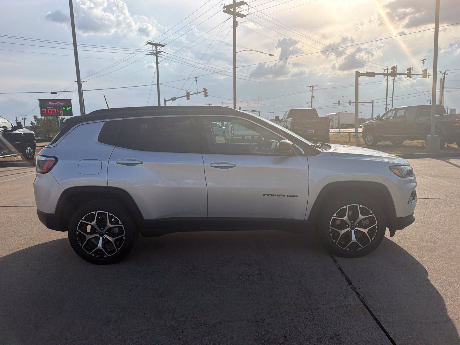 Used 2025 Jeep Compass Limited AWD/4WD image 4