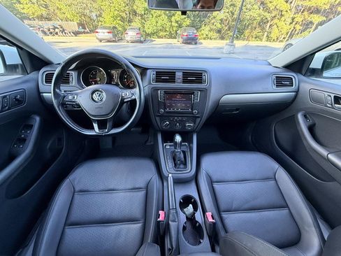 Used 2018 Volkswagen Jetta SE FWD image 2