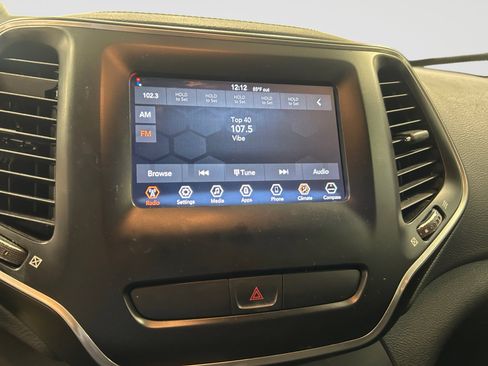 Used 2020 Jeep Cherokee Latitude AWD/4WD image 17