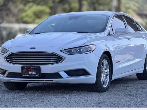 Used 2017 Ford Fusion SE w/ Equipment Group 602A FWD image 2
